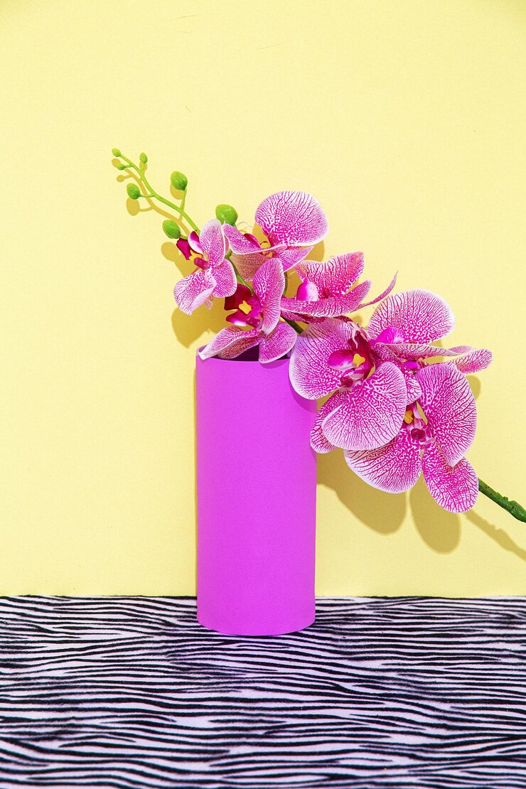 Foto decorar flores de calla exóticas en jarrón. escena de bodegones de moda. primavera, verano, tarjeta de felicitación, concepto de invitación.