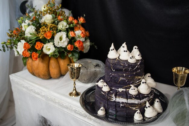 Decorar flores e velas de Halloween