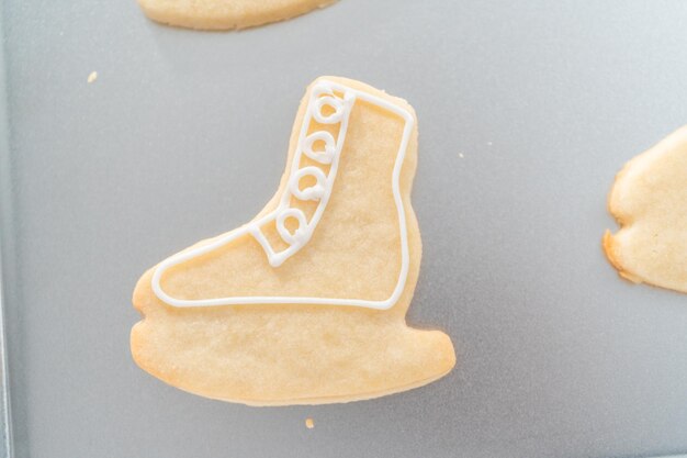 Decorar galletas de azúcar en forma de patines con royal icing.