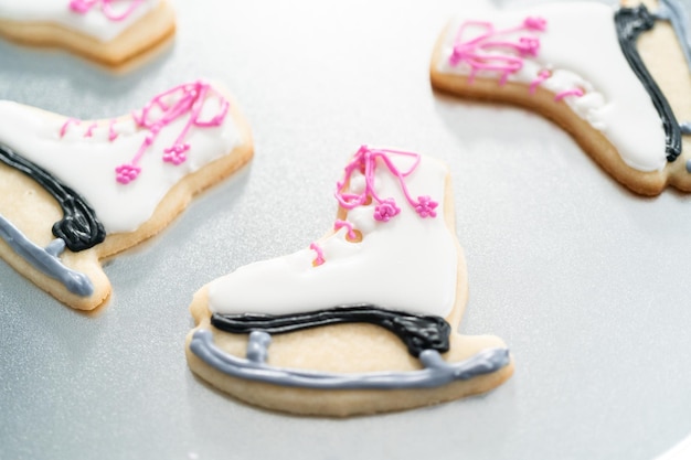 Decorar galletas de azúcar en forma de patines con royal icing.