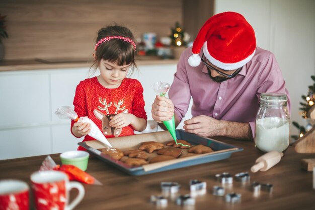 Decorar galletas navideñas juntos