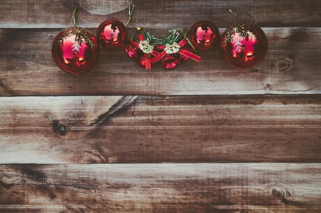 Decore acessórios de natal em fundo de madeira