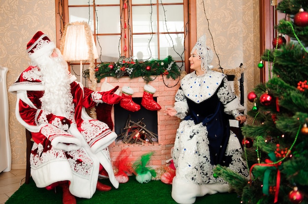 Ded Moroz Padre Frost y Snegurochka Snow Maiden.