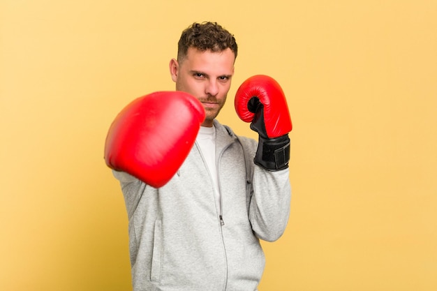 Dedicado y enérgico, un hombre caucásico que practica boxeo está invirtiendo en su salud física y c