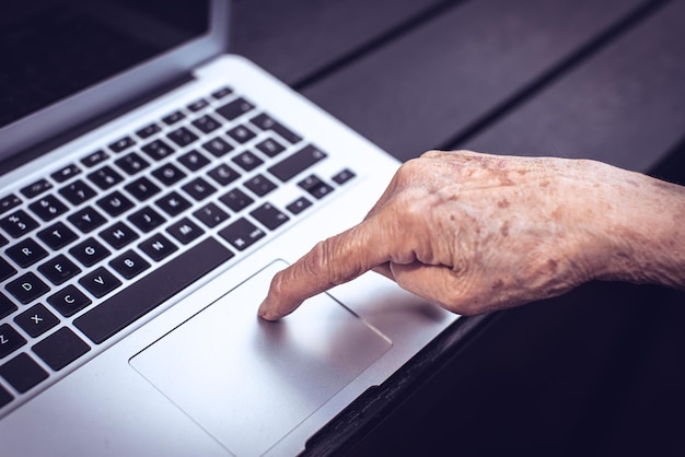 Dedo de anciano en el teclado de la computadora