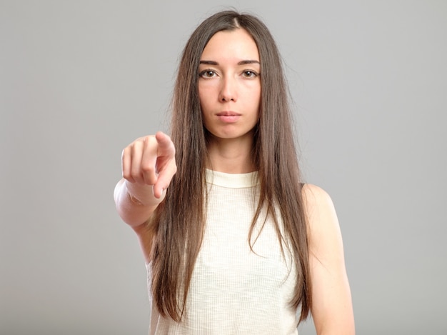 Dedo apontando mulher ao visualizador