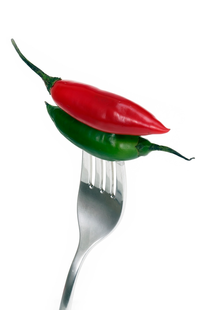 Foto dedo de moca pimenta espetada no garfo
