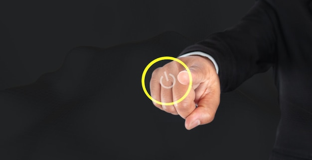 Foto el dedo del empresario está a punto de presionar el botón de encendido, ideas de inicio de negocios