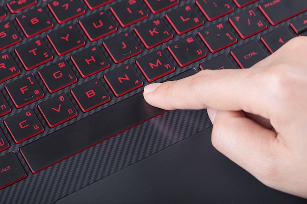 Foto dedo empurrando o botão da barra de espaço no teclado do laptop