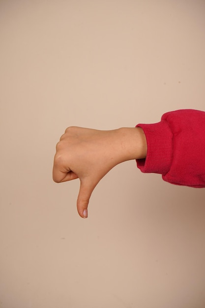 Un dedo muestra los pulgares hacia abajo en una pared ligera que simboliza la desaprobación en un estilo minimalista