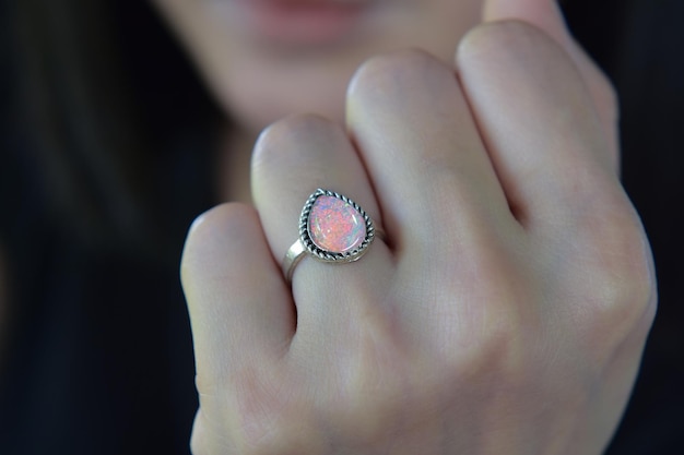 En el dedo de una mujer tiene un anillo de bodas