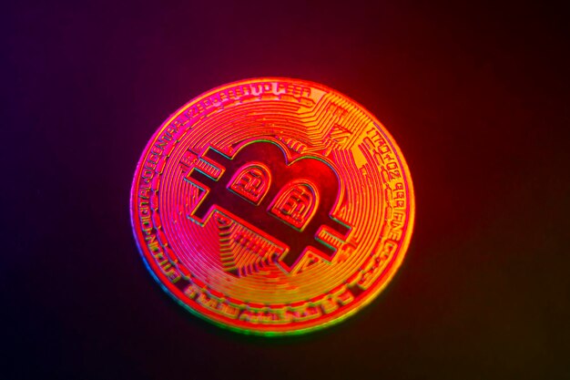 Dedo sostenga bitcoin dorado sobre negro aislado Mano sostenga oro bitcoin crypto ditital concepto de dinero