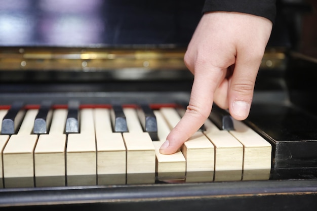 Dedo tocando o piano