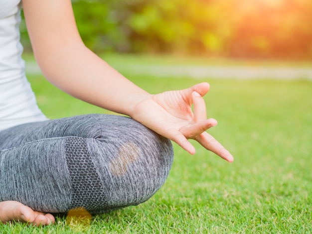 Dedo de yoga mujer actuando en las manos