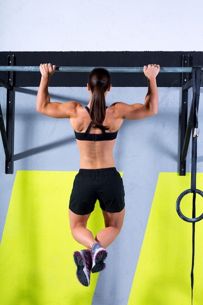 Dedos Crossfit para bar mulher pull-ups 2 bares treino