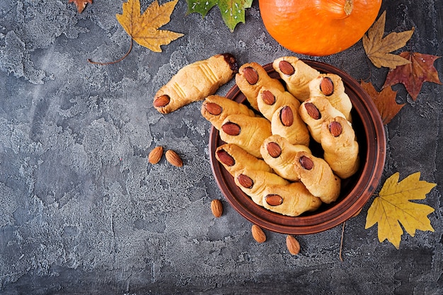 Dedos da bruxa dos biscoitos, receita engraçada para a festa de halloween. vista do topo. lay plana