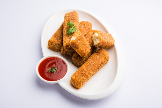 Dedos de Kurkuri paneer ou pakora, petiscos de pakoda também conhecidos como Barras de Queijo Cottage Crocante, servidos com ketchup de tomate como entrada. foco seletivo