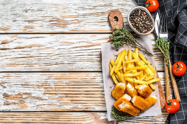 Dedos de peixe congelado na mesa