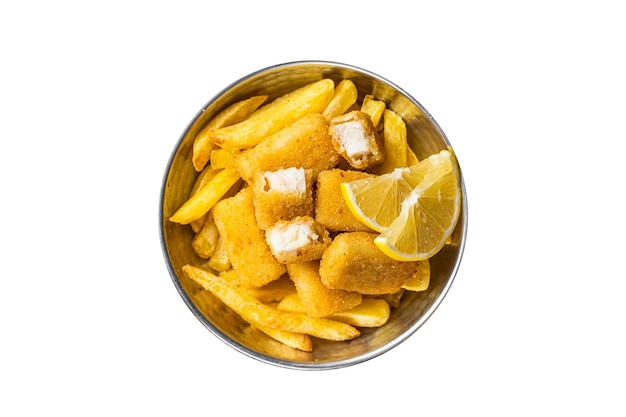 Dedos de peixe e batatas fritas fast food britânico com palitos de frutos do mar de molho tártaro e tomate isolados no fundo branco