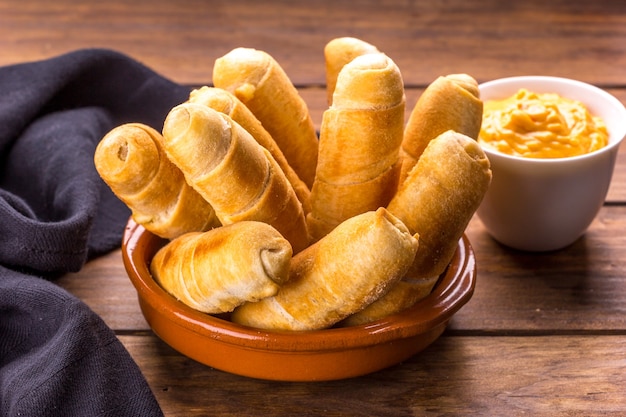 Foto dedos de queijo venezuelano em mesa de madeira