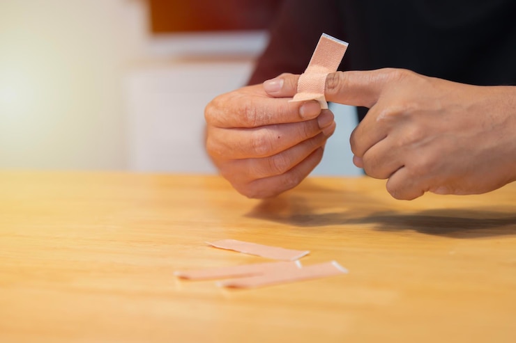 Foto los dedos envueltos en vendajes para curar heridas el dedo índice está vendado porque estaba herido