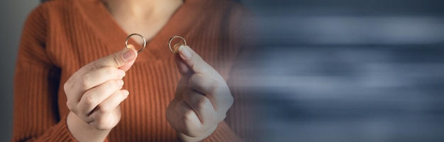 Dedos femeninos con anillos de boda