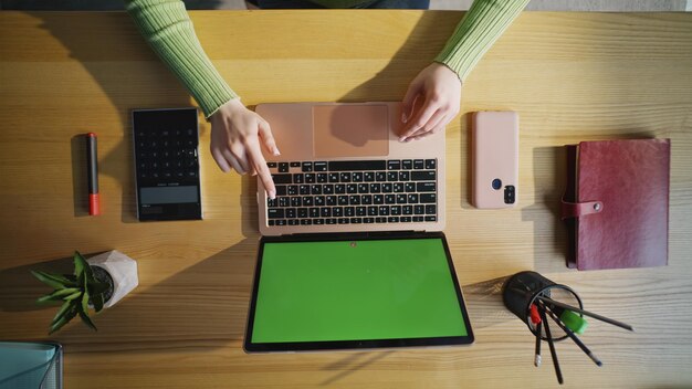 Los dedos de freelance tocando botones en la mesa de primer plano las manos de la mujer escribiendo en la computadora portátil