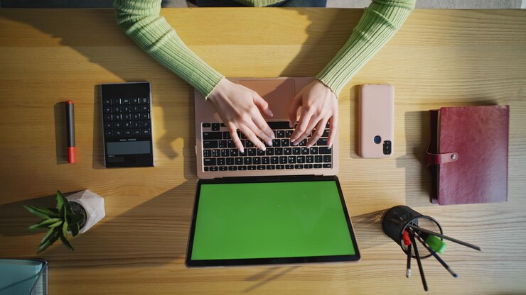 Foto los dedos de la mujer escribiendo en la computadora portátil en la mesa primer plano estudiante desconocido trabajando en el teclado