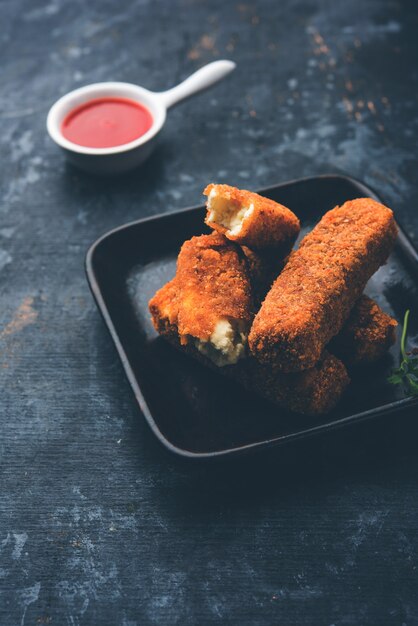 Dedos de paneer Kurkuri o pakora, bocadillos de pakoda también conocidos como barras de queso cottage crujientes, servidos con salsa de tomate como entrante. enfoque selectivo