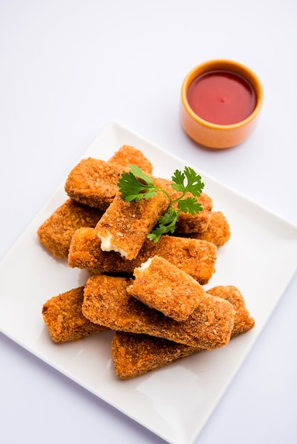 Dedos de paneer Kurkuri o pakora, bocadillos de pakoda también conocidos como barras de queso cottage crujientes, servidos con salsa de tomate como entrante. enfoque selectivo