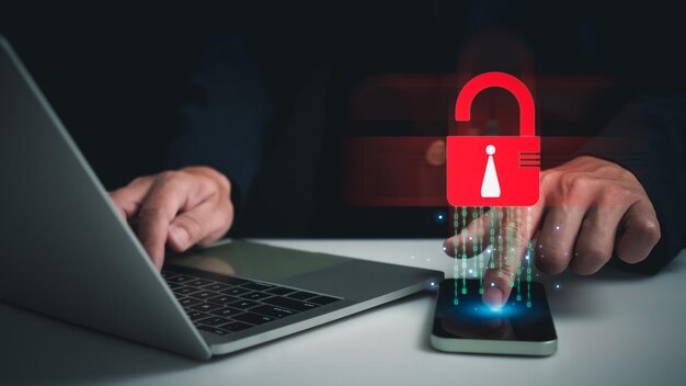 Los dedos de las personas presionan la pantalla del teléfono Representa la protección contra el código de pirateo externo