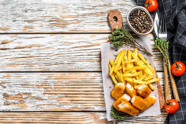 Dedos de pescado congelado sobre la mesa