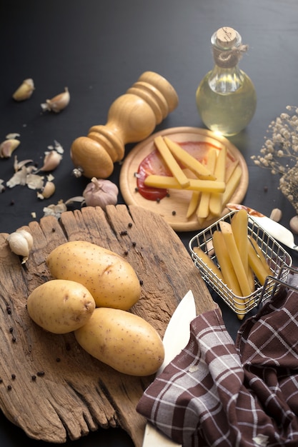 Deep Fried Potato Slice and Potato en baord de madera para cocinar