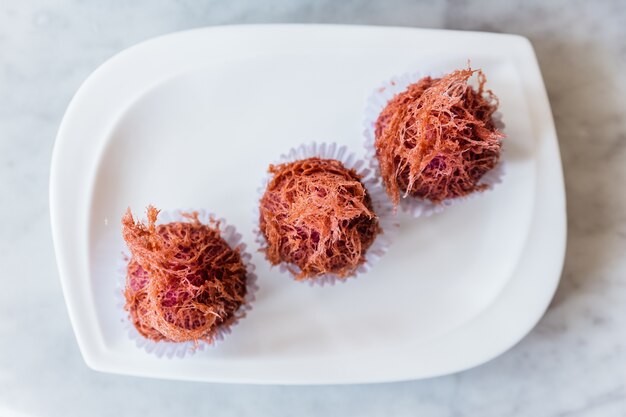 Deep Fried Taro Pao Puff con crema de taro en el interior.