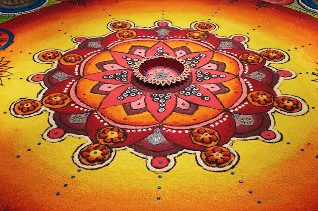 Deepak com rangoli colorido