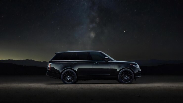 Default_A_sleek_black_Range_Rover_sv_auto_biography_sits_still (Siempre se encuentra en el mismo lugar)