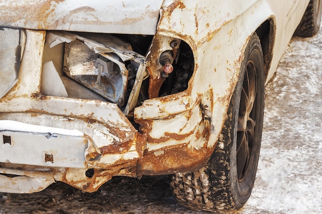 Defekter Scheinwerfer und Korrosion des Metalls auf einem alten Auto