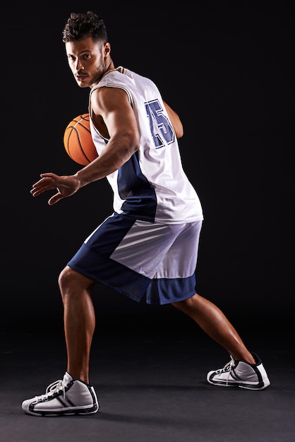 Defender defender defender Foto de estudio de un jugador de baloncesto contra un fondo negro