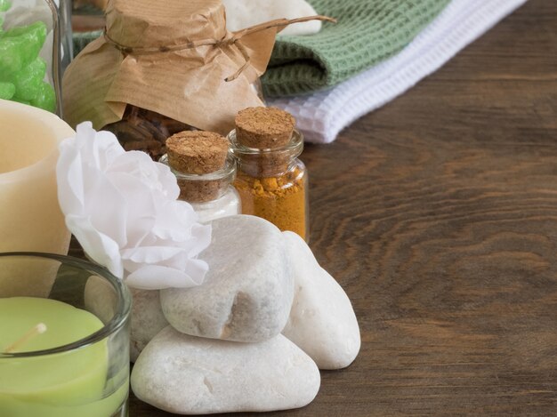 Defina ingredientes e especiarias para aromaterapia e cuidados com o corpo em uma superfície de madeira. spa ainda vida