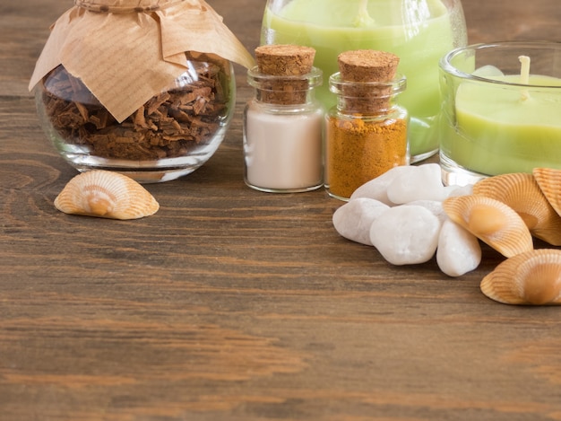 Defina ingredientes e especiarias para aromaterapia e cuidados com o corpo em uma superfície de madeira. SPA ainda vida