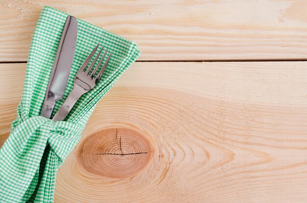 Definição de mesa de jantar. talheres com tag vazia e presente.