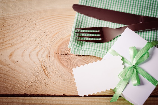 Definição de mesa de jantar. talheres com tag vazia e presente.