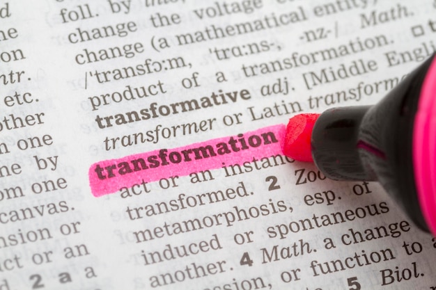 Foto definición del diccionario de la palabra transformación.
