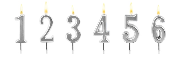 Definido com queima de velas de aniversário em design de banner de fundo branco