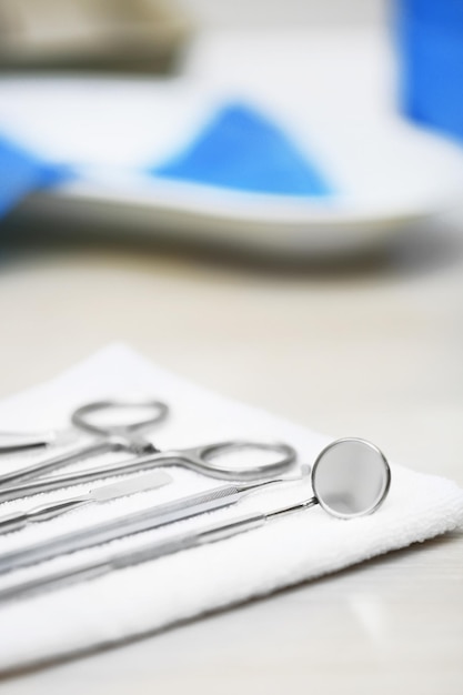 Definir ferramentas de dentista em guardanapo na mesa de perto