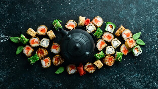 Definir rolos de sushi e cerimônia do chá com um bule Vista superior Espaço livre para o seu texto