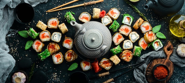 Definir rolos de sushi e cerimônia do chá com um bule Vista superior Espaço livre para o seu texto