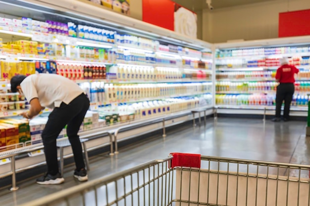 Defocused blur Männchen von Supermarktregalen mit Milchprodukten Blur Hintergrund mit Bokeh