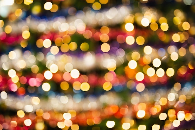 Defocused bokeh heller Hintergrundeffekt auf Weihnachtsbaum mit Kugeln