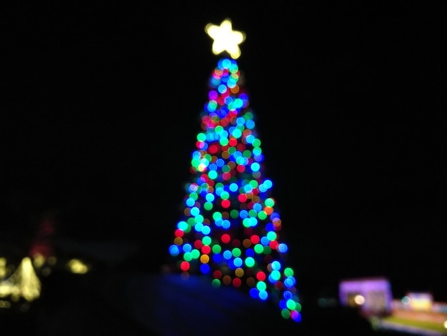 Defocused luz abstracta forma de árbol de Navidad para celebrar el Festival de Navidad y Año Nuevo